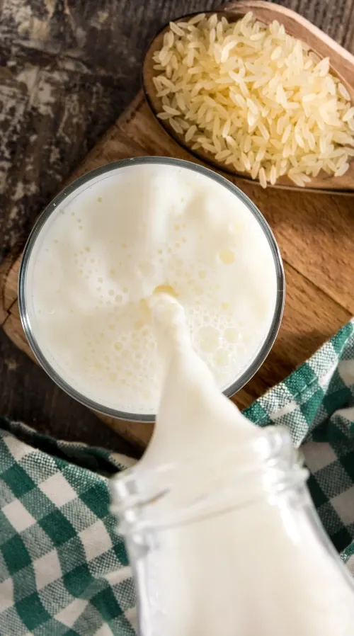 Sữa gạo rang thơm bùi giúp thanh lọc cơ thể và cung cấp năng lượng bền bỉ