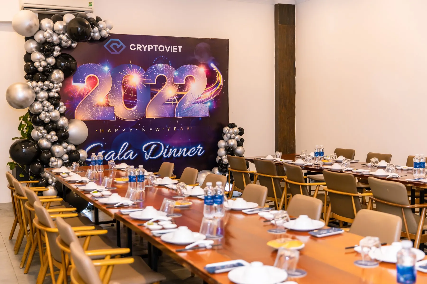 Phòng VIP tại Sông – Seafood & Grill với thiết kế sang trọng, phục vụ sự kiện công ty và tiệc riêng