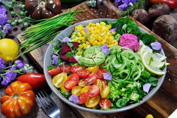 Sốt kem béo ngậy là thành phần quan trọng tạo nên linh hồn cho món salad.