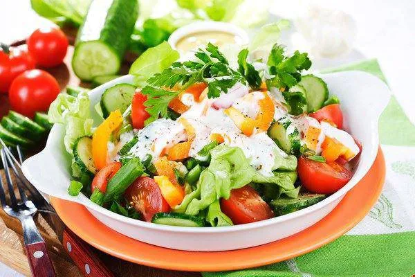 Trình bày món salad ra đĩa lớn và trang trí cùng một chút sốt mayonnaise phía trên.