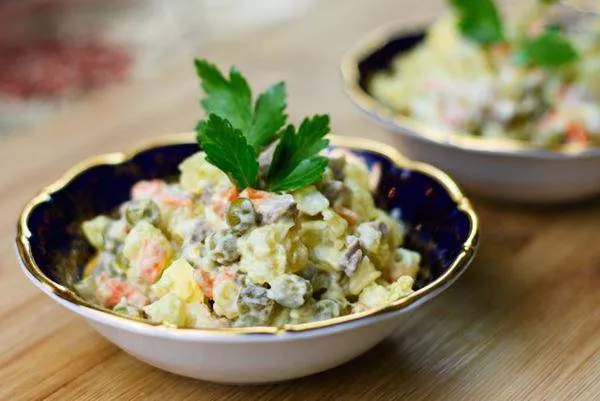 Món salad Nga với kết cấu đa dạng từ các loại củ hạt mang lại năng lượng dồi dào.