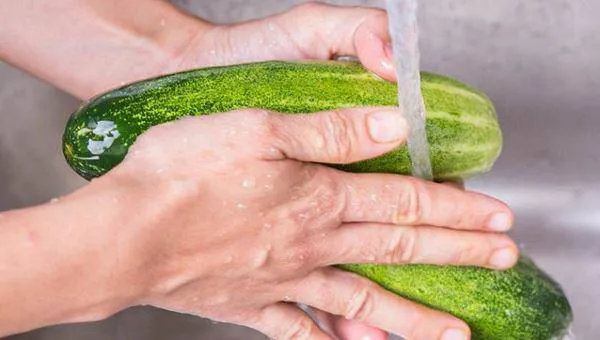 Táo xanh và dứa được thái miếng vừa vặn giúp món salad thêm phần hấp dẫn.