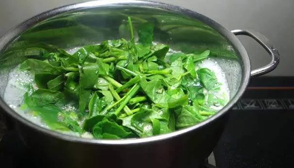 Quá trình đun sôi nước và nêm nếm gia vị cho món canh mồng tơi