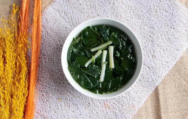 Bát canh mồng tơi nấu đơn giản mang hương vị thanh khiết cho bữa cơm