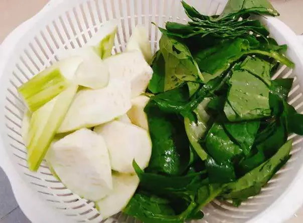 Các nguyên liệu mồng tơi và mướp hương đã được sơ chế sẵn sàng