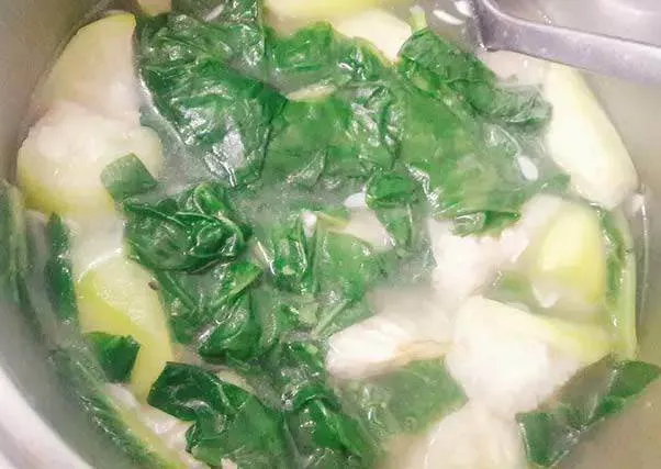 Nấu canh mồng tơi cùng mướp hương giúp nước canh thêm ngọt và thơm