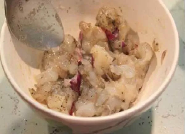 Tôm tươi được giã dập để làm tăng vị ngọt cho món canh mồng tơi