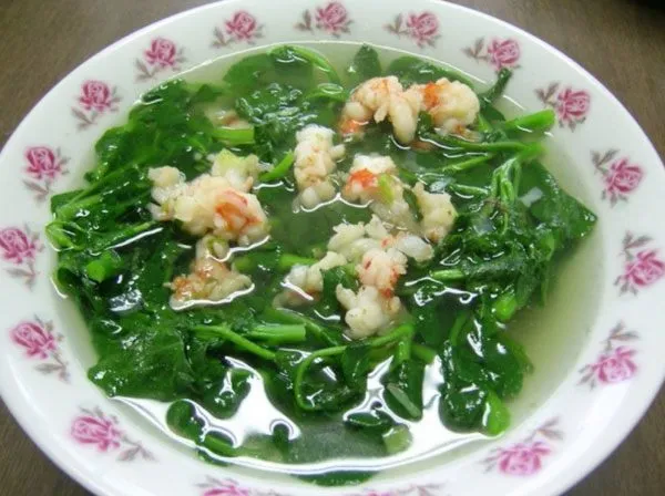 Bát canh mồng tơi nấu tôm tươi đẹp mắt với màu hồng của tôm