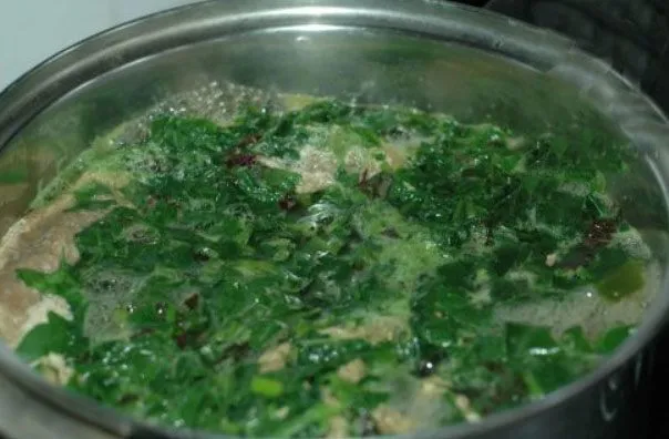 Canh cua mồng tơi được nấu khéo léo để gạch cua không bị tan vỡ