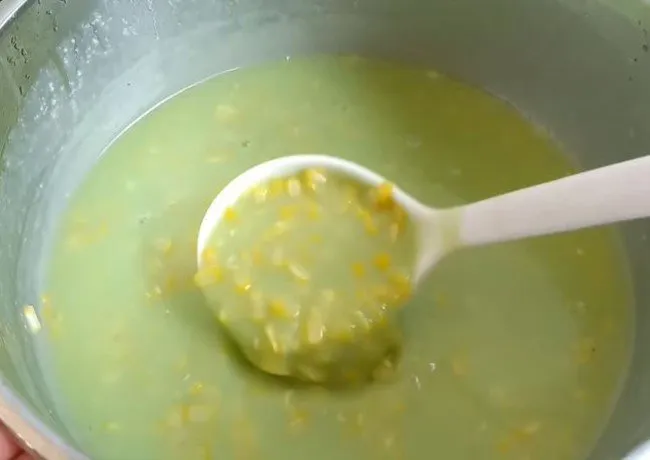 Chè bắp nếp không cần bột năng nấu xong đạt độ sệt, ngô dẻo nở bung