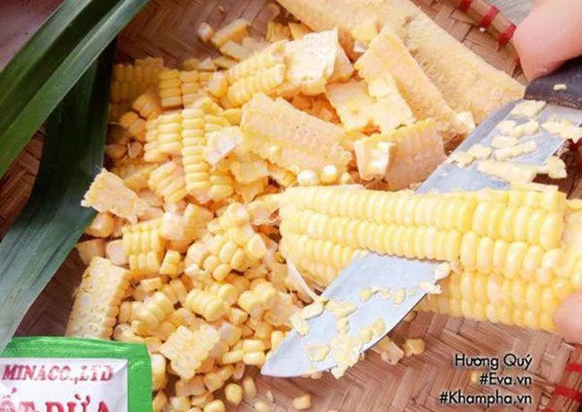 Công đoạn tách hạt bắp ngô ra khỏi cùi