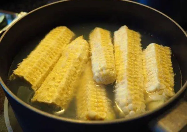 Công đoạn cho lõi ngô vào luộc làm nước nấu chè