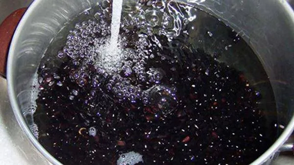 Rang đậu đen trên chảo