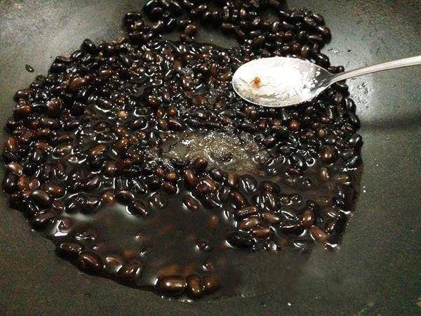 Chè đậu đen thành phẩm với dừa và lạc