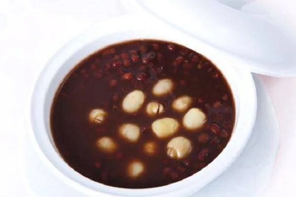 Chè đậu đen hạt sen hấp dẫn