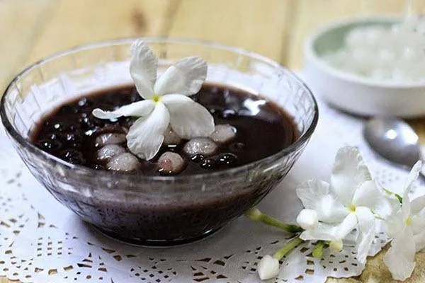 Ngâm đậu đen trước khi nấu