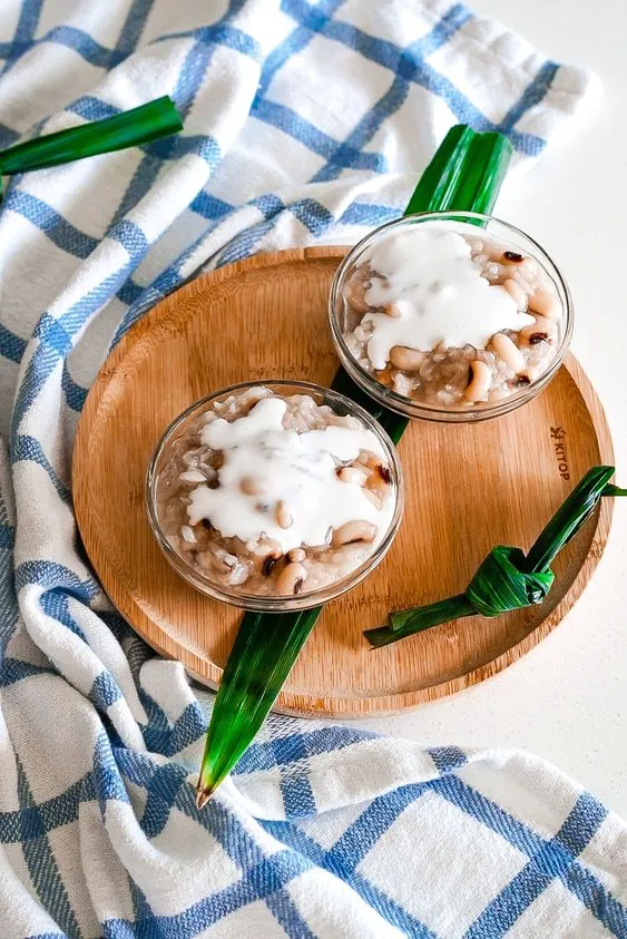 Chè đậu trắng sánh mịn, hương vị thơm ngon và màu sắc đẹp mắt