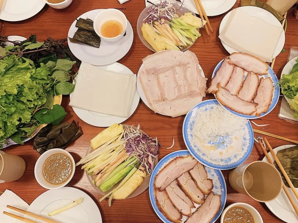 Bánh tráng cuốn thịt heo Hoàng Bèo với nước chấm đặc trưng