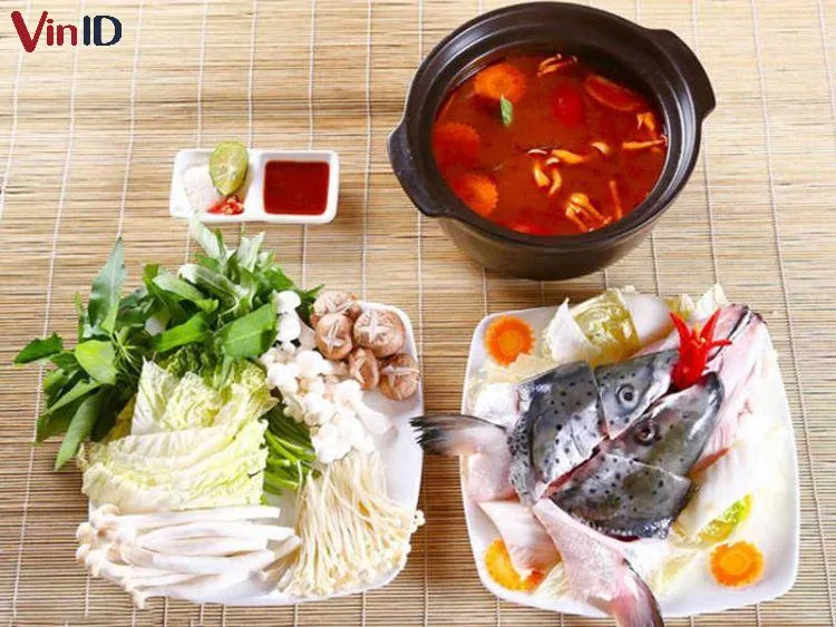 Nồi lẩu cá hồi nấu nấm tỏa hương thơm dịu nhẹ, tốt cho sức khỏe mọi lứa tuổi