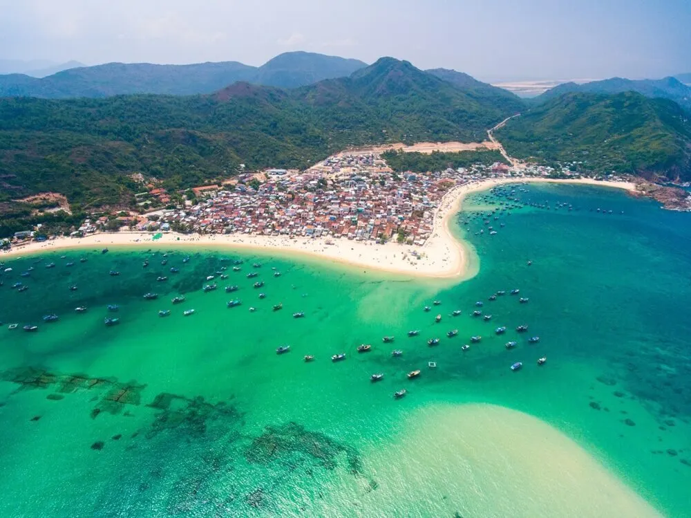 Bãi biển Quy Nhơn với cát trắng nước trong