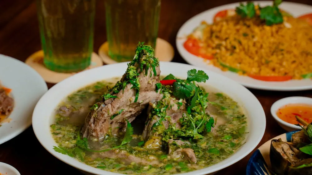 Cơm Gà - Lẩu Gà Lá É Ngõ 90 nổi bật với nước dùng ngọt thanh, thịt gà ta mềm dai