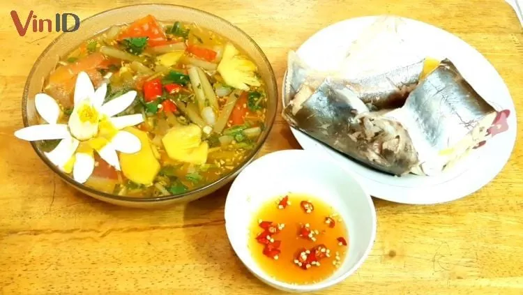 Bông súng giòn ngọt kết hợp cùng cá hú béo ngậy tạo nên món ăn hấp dẫn