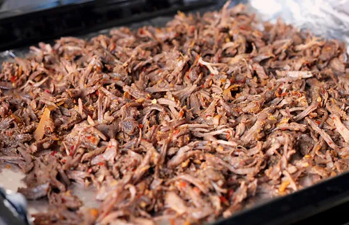 Thịt bò đã được xé sợi và tẩm nước sốt đậm đà trước khi đưa vào lò sấy