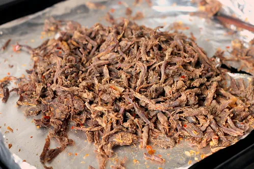 Những sợi thịt bò khô thành phẩm có màu sắc sẫm, thơm nồng mùi sả và ớt