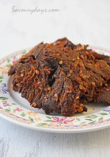 Thành phẩm thịt bò khô tự làm tại nhà đạt chuẩn độ khô và màu sắc tự nhiên