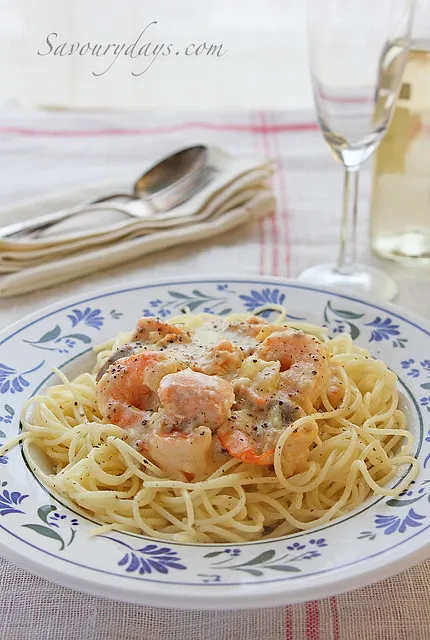 Mỳ ý hải sản sốt kem thành phẩm với tôm và cá hồi