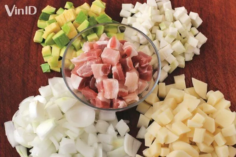 Sơ chế các loại rau củ và thịt cho món mì tương đen chuẩn vị