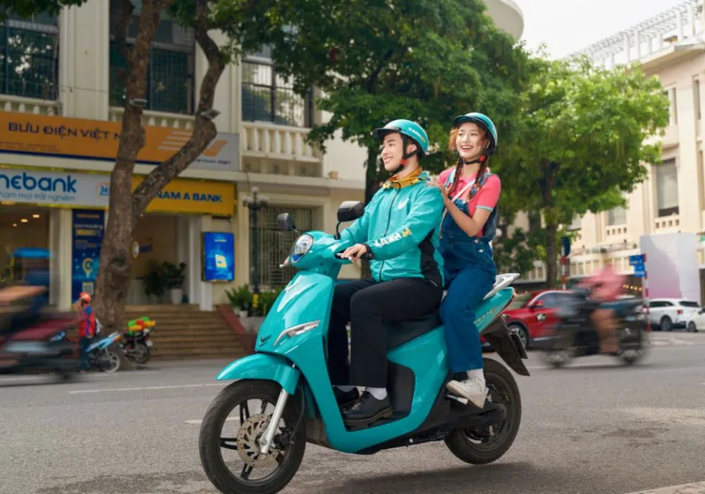 Đặt xe Xanh SM: Thoải mái ăn uống cùng bạn bè - không lo chuyện đi lại