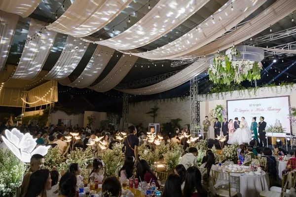 Cổng hoa và lối đi sân khấu được chăm chút tỉ mỉ tại Diha Garden