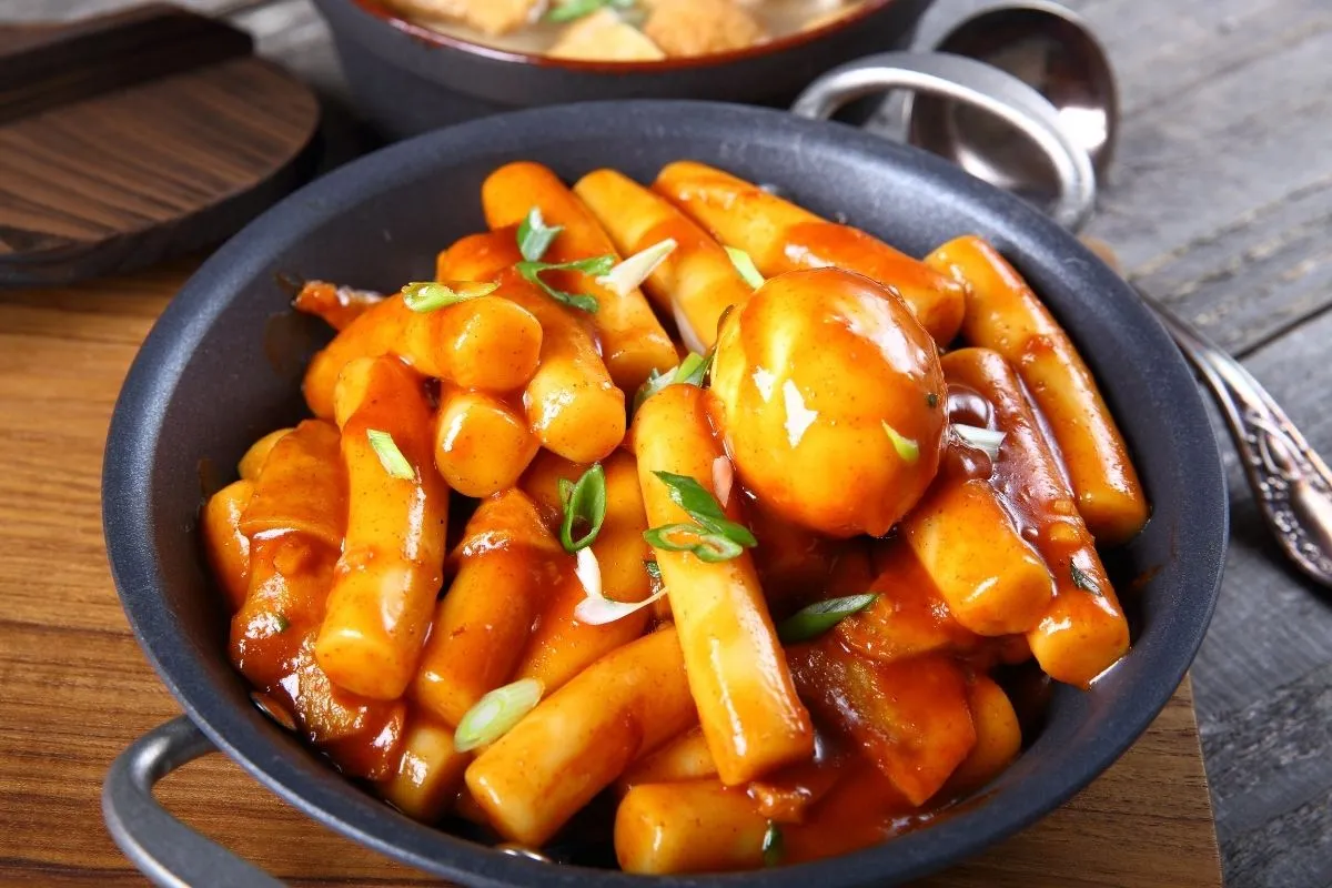 Bánh gạo cay Tteokbokki - món ăn đường phố biểu tượng tại Seoul.