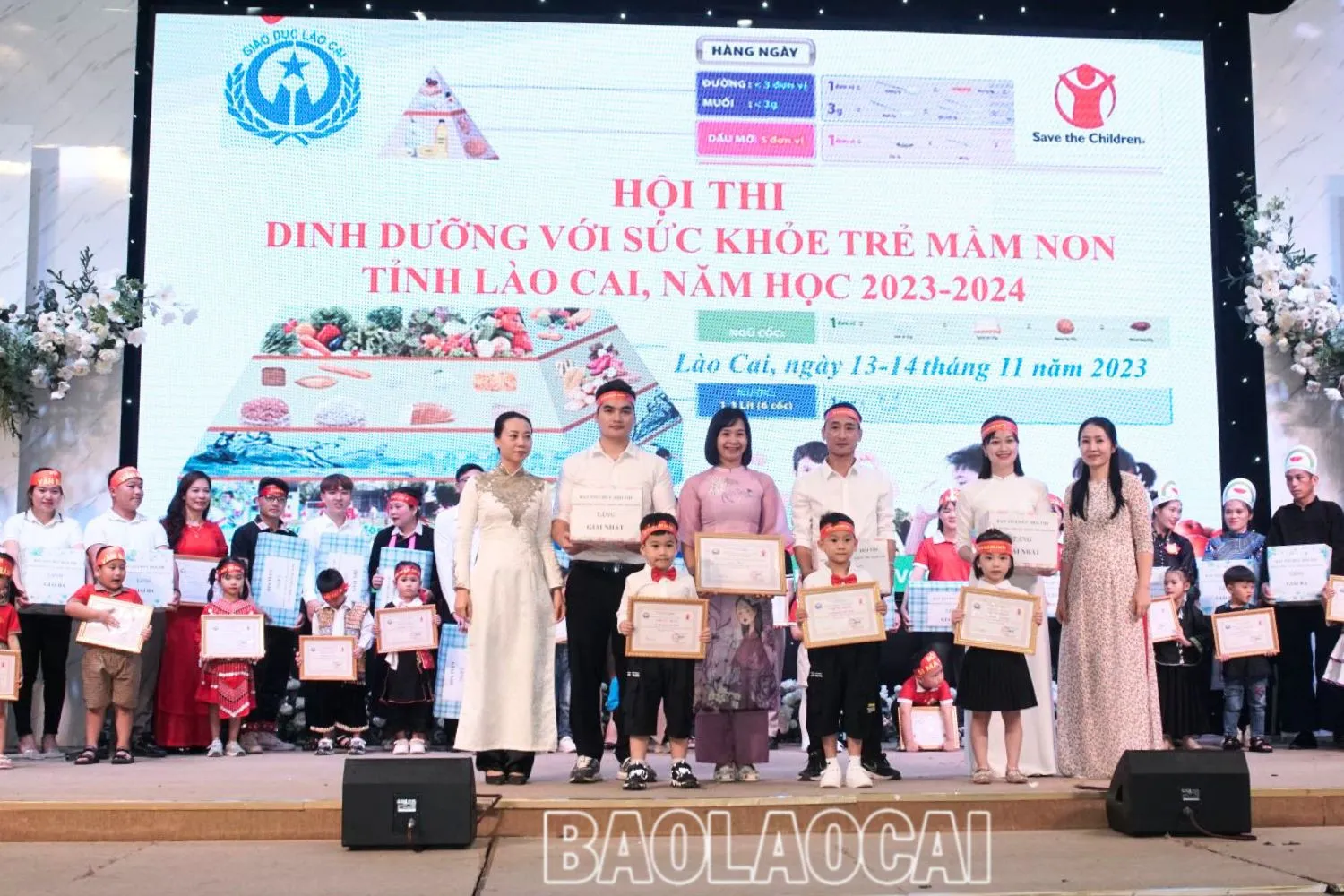 Ban tổ chức trao giải cho các đội thi xuất sắc