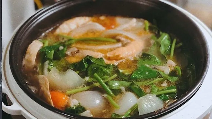 Thưởng thức bữa tiệc lẩu ấm cúng bên gia đình nhờ nồi nấu lẩu bằng điện.