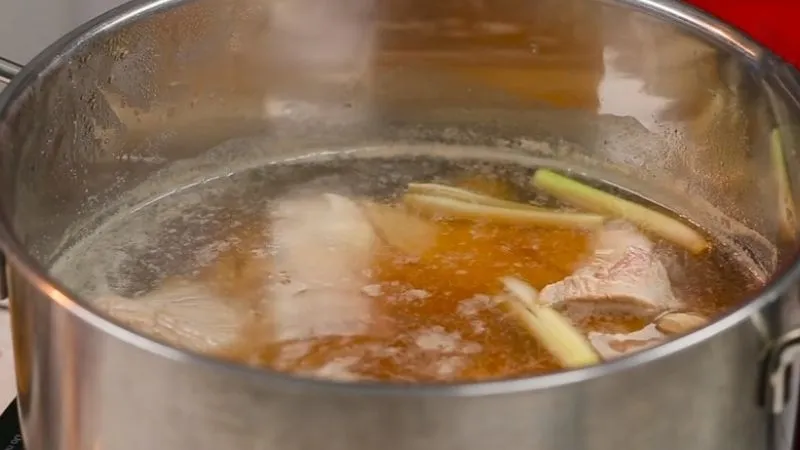 Cách hầm nước dùng lẩu Thái từ xương gà ngọt thanh