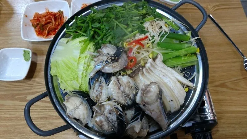 Lẩu Thái hải sản với nước dùng chua cay đặc trưng