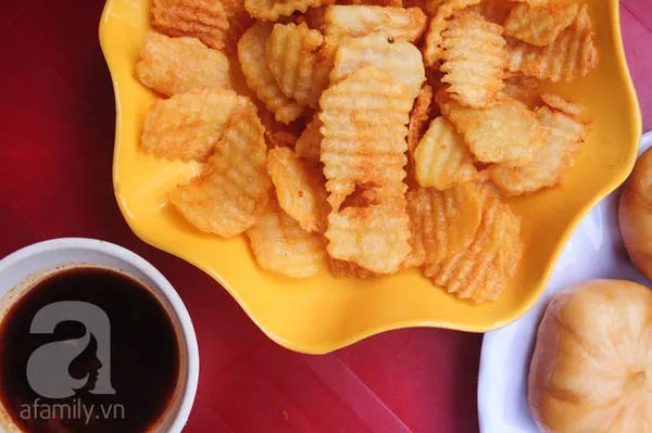 Khoai tây chiên cắt lát mỏng nên chiên cực giòn, không nhanh ỉu như thái sợi