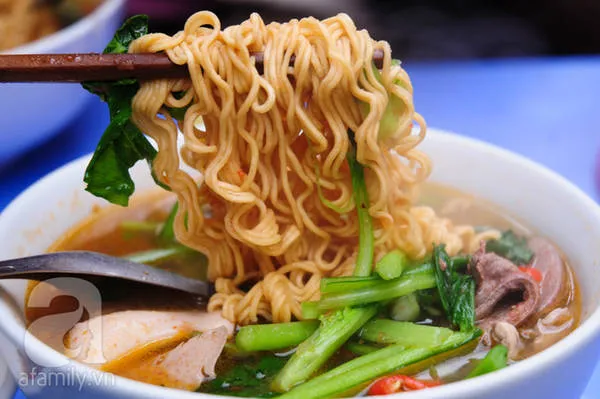 Sợi mì trong các tô vẫn dài, giòn