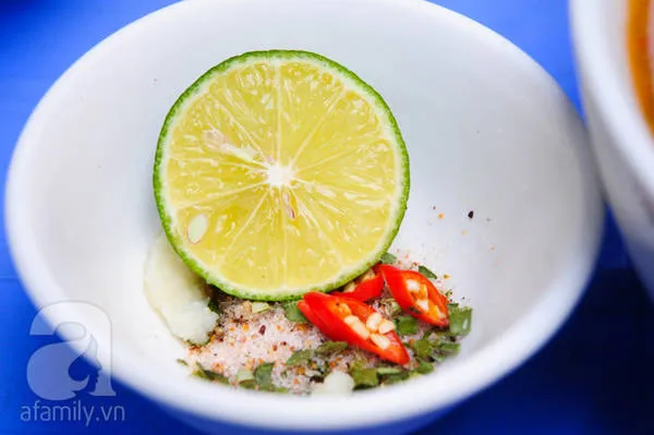 Bát chấm gia vị đi kèm nhằm tăng thêm vị đậm đà cho món ăn