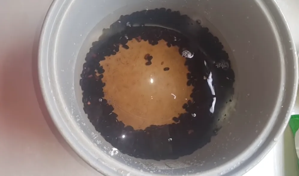 Đong nước chính xác khi nấu chè đỗ đen bằng nồi cơm điện thông dụng