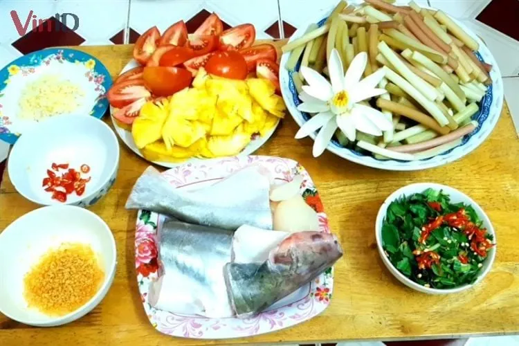 Nguyên liệu bông súng và cá hú tươi ngon được chuẩn bị sẵn sàng