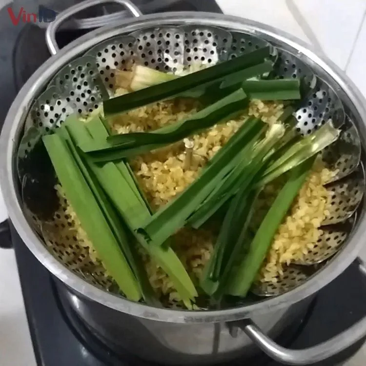 Hấp cốm với lá dứa để tạo mùi hương thanh tao cho món xôi