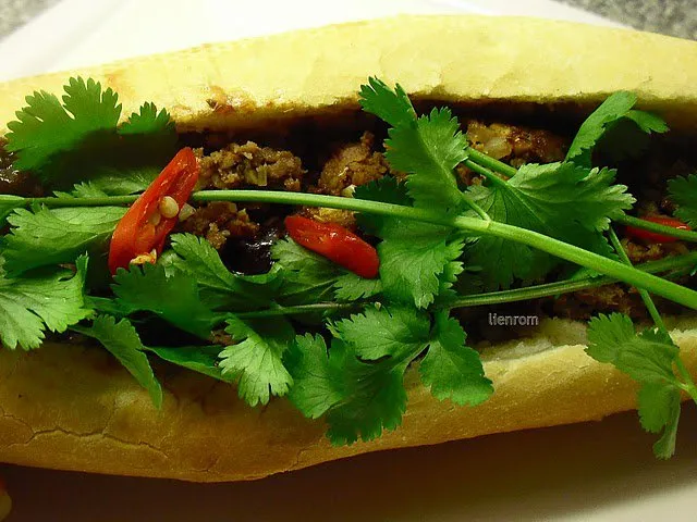 Cận cảnh lát bánh mì giòn rụm kết hợp thịt nướng và đồ chua