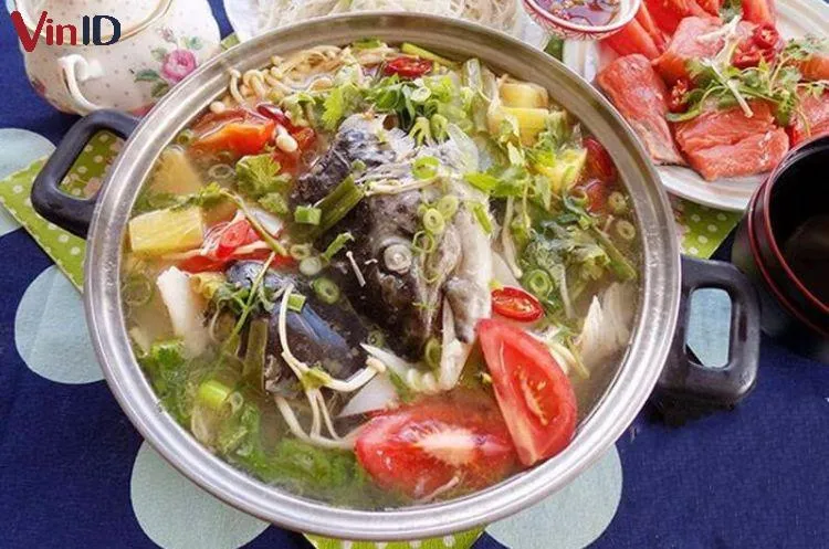 Thành phẩm món lẩu cá hồi kim chi thơm lừng với sự cân bằng âm dương trong ẩm thực