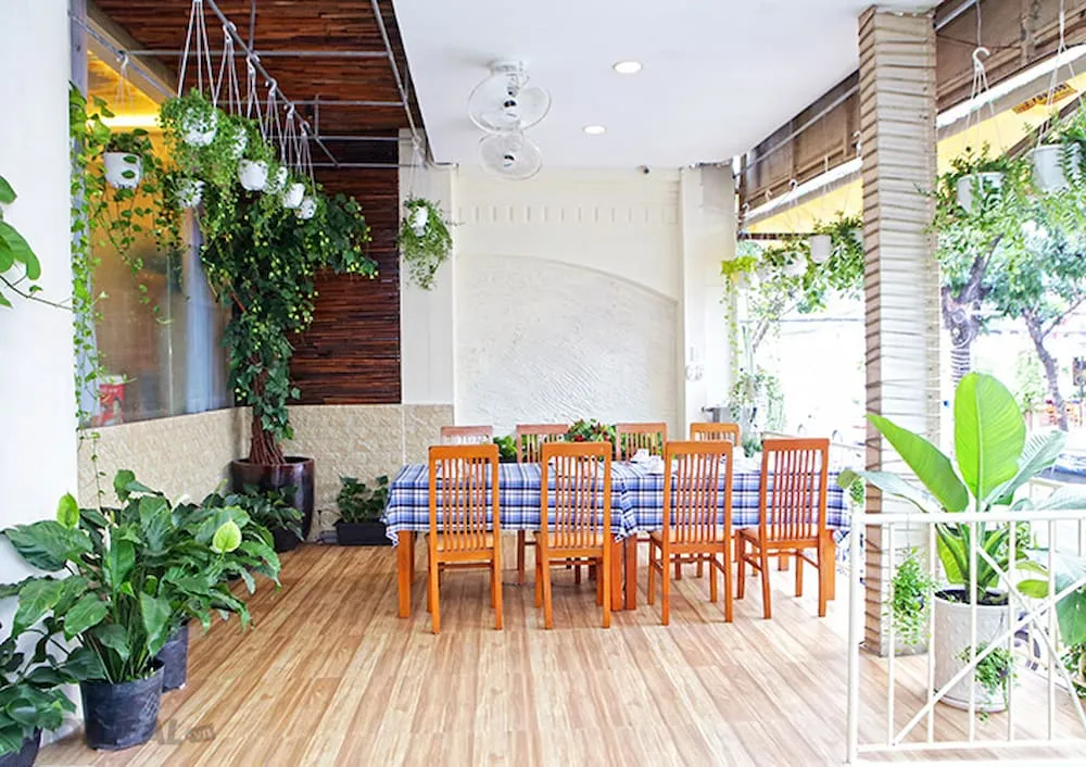 Khu vực hồ hải sản tươi sống và không gian sân vườn tại Hải Đăng 1