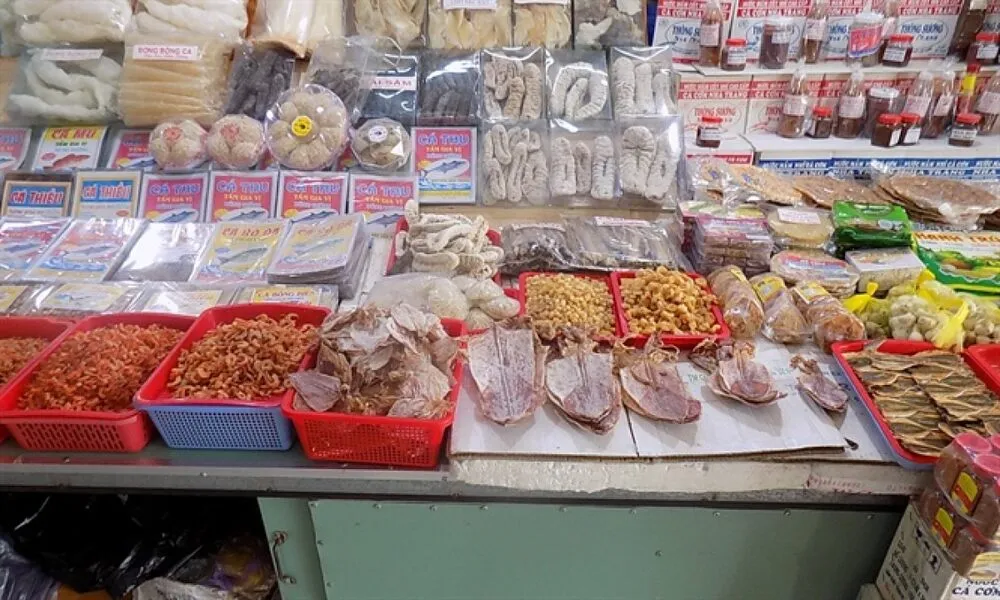 Hải sản khô đa dạng tại Chợ Huyện