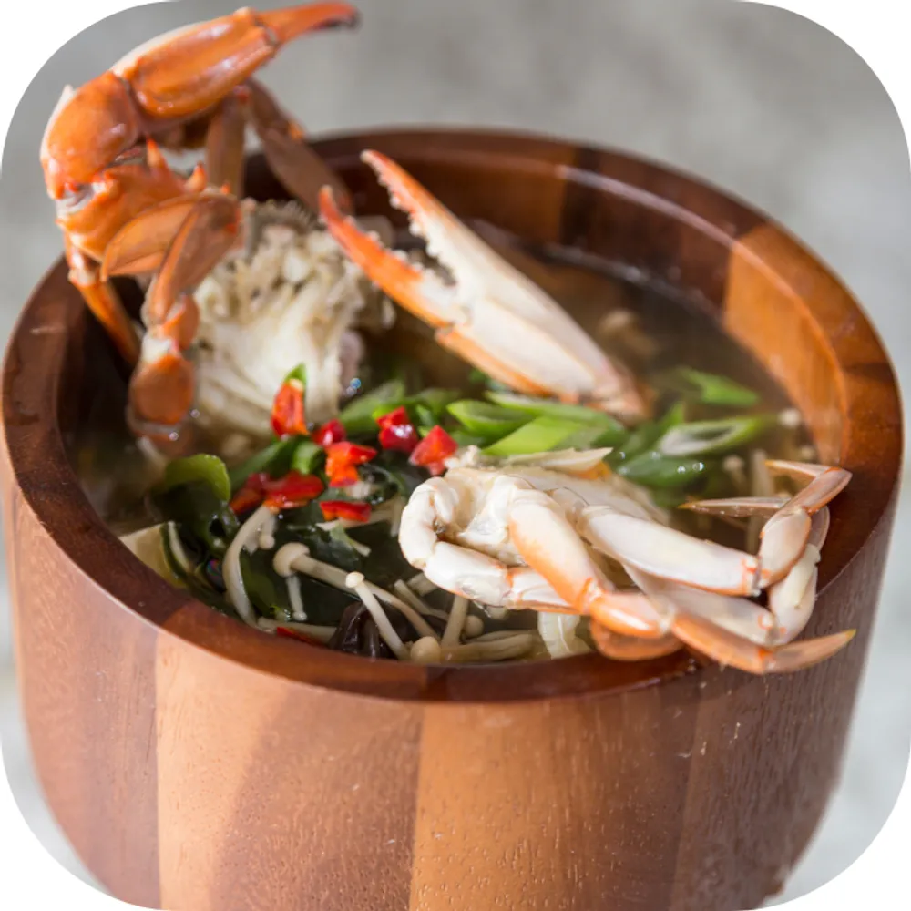 Cua biển được sơ chế sạch để nấu canh chua