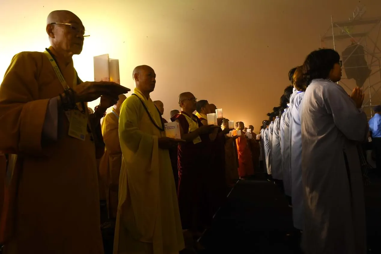 Càng về đêm, nhiệt độ xuống thấp và sương mù dày đặc nhưng các đại biểu, tăng ni, phật tử, khách thập phương vẫn thành kính, trang nghiêm tham dự đến cuối chương trình